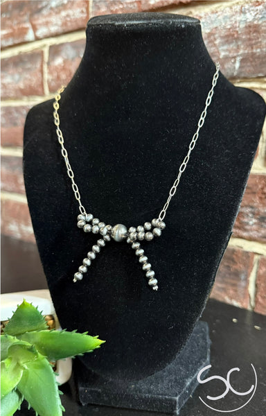 “Simple Navajo Pearl Bow” Necklace